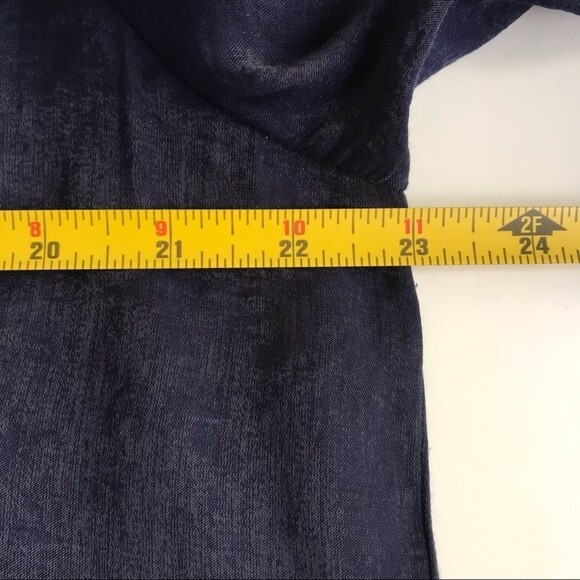 Chicos Long Sleeve Roll Tab Navy Shiny Split Tail Back Button Up Size Large - Picture 4 of 10